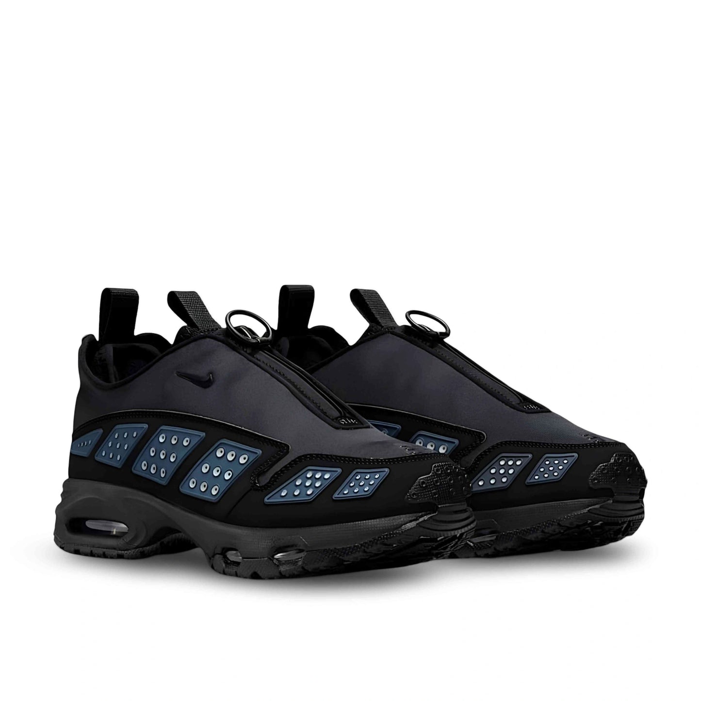 Nike Air Max Sunder in black and metallic silver.